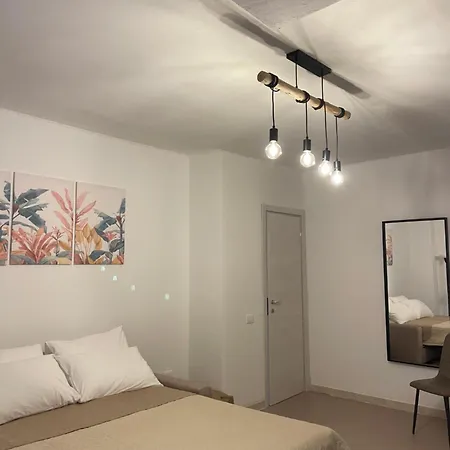 Via De Filippi, 39a Apartment *